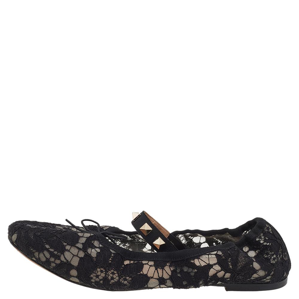 Overlaid with black lace on the exterior, these flats from Valentino add a touch of finesse to your feet. They display a vintage Mary Jane style with the iconic gold-toned Rockstud embellishments adorning the upper. Look completely graceful and