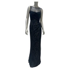 Robe de soirée drapée en dentelle et soie noire Valentino, taille 6