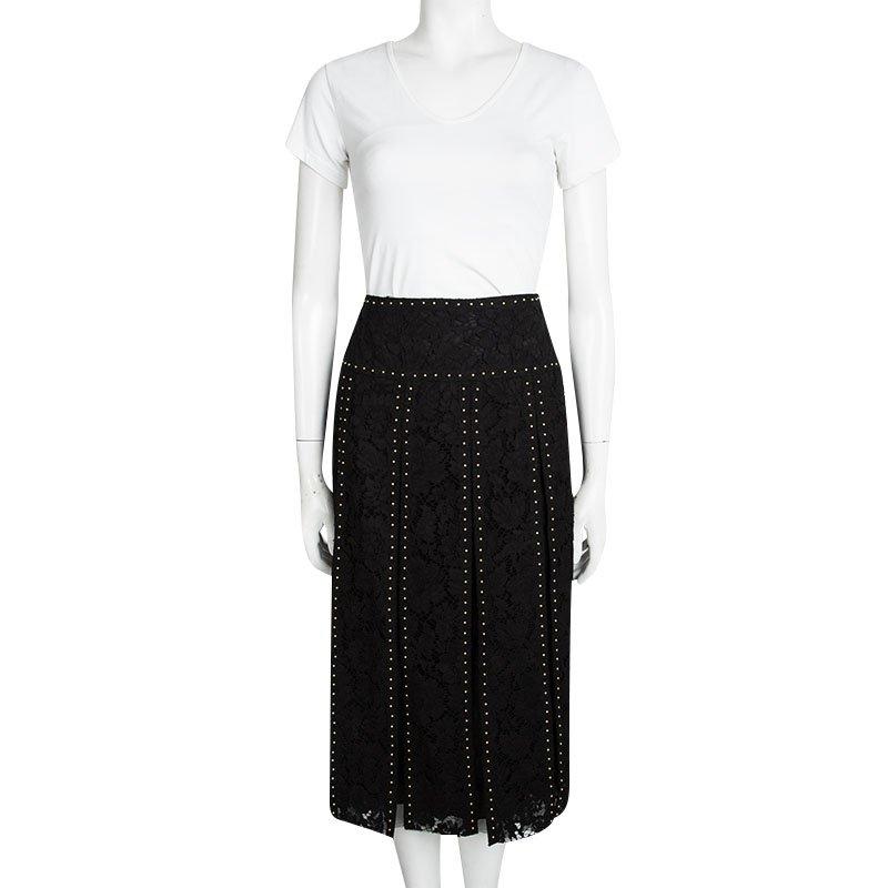 This Midi skirt from the house of Valentino is anything but basic. Cast in a midi length, this beauty is embellished using the label's signature studs. The lacy skirt feature panels that give it a defined structure and flow thereby beautifully