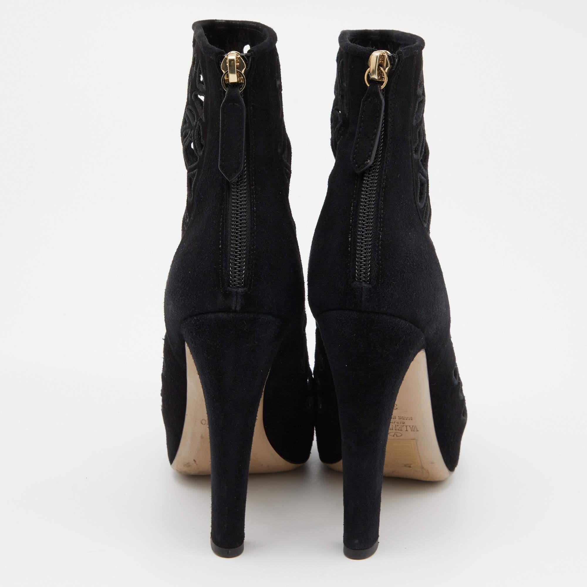 Valentino Black Laser Cut Suede Ankle Length Boots Size 38 In Good Condition For Sale In Dubai, Al Qouz 2