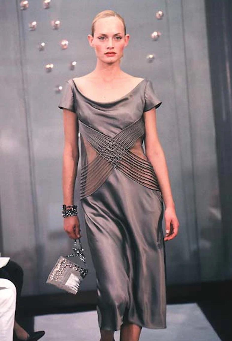 Valentino Schwarzes Abendkleid mit Gittermuster, SS 1999 im Angebot 11