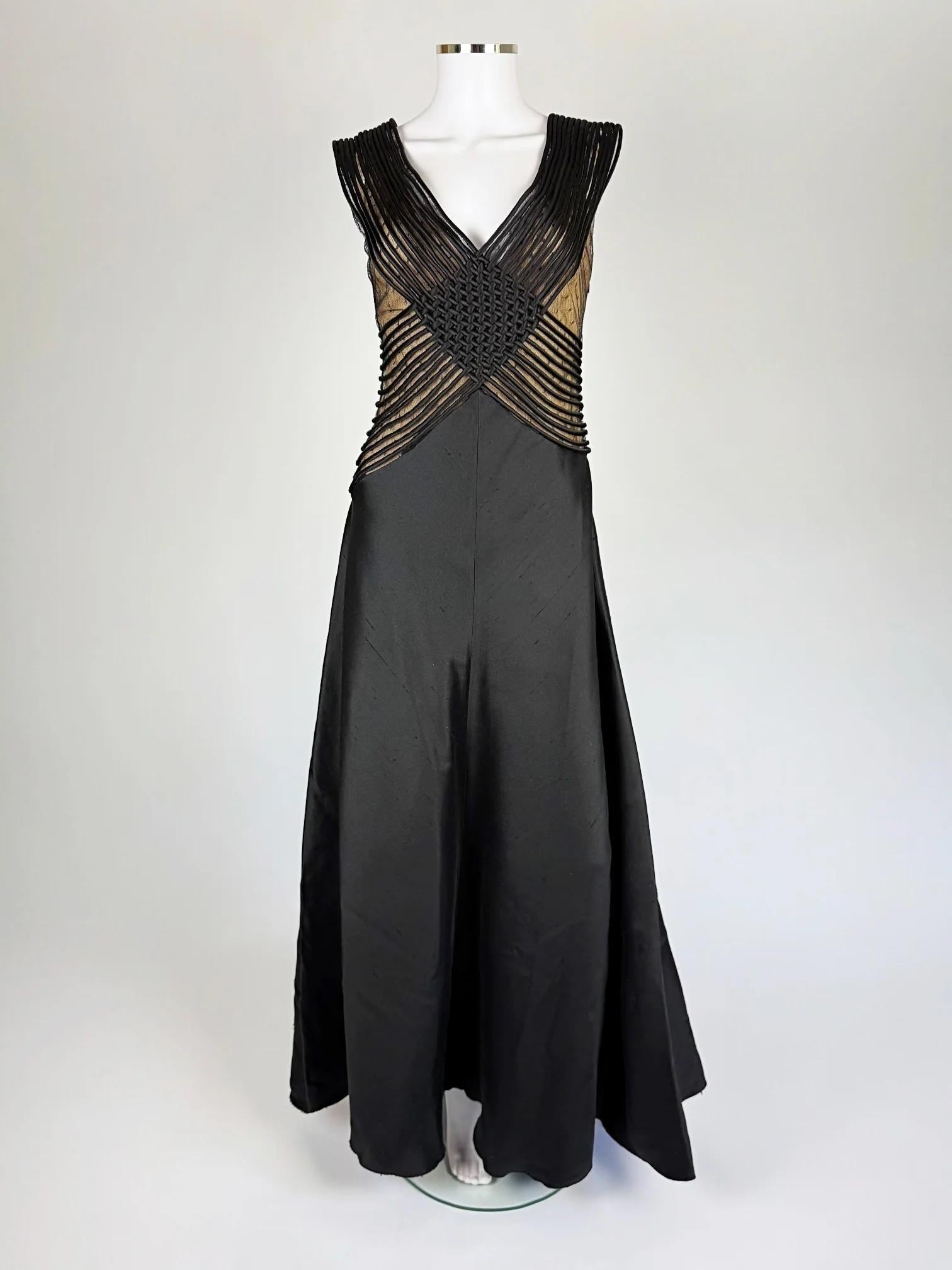 Valentino Schwarzes Abendkleid mit Gittermuster, SS 1999 im Zustand „Gut“ im Angebot in Marlborough, GB