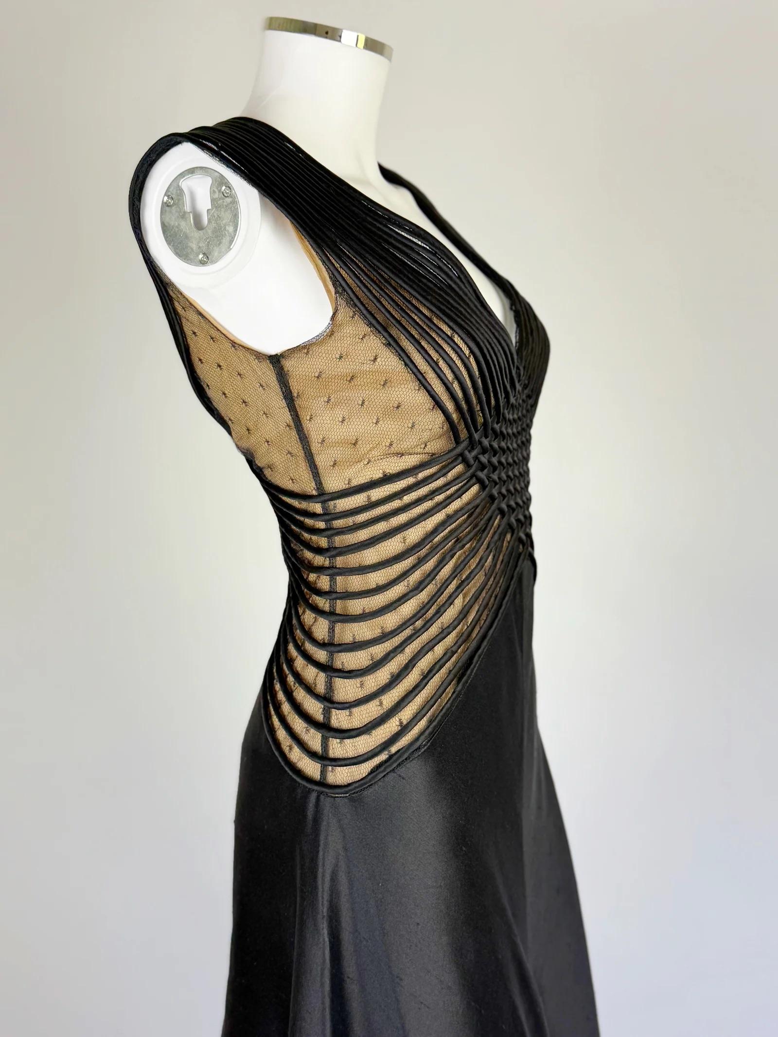 Valentino Schwarzes Abendkleid mit Gittermuster, SS 1999 im Angebot 2