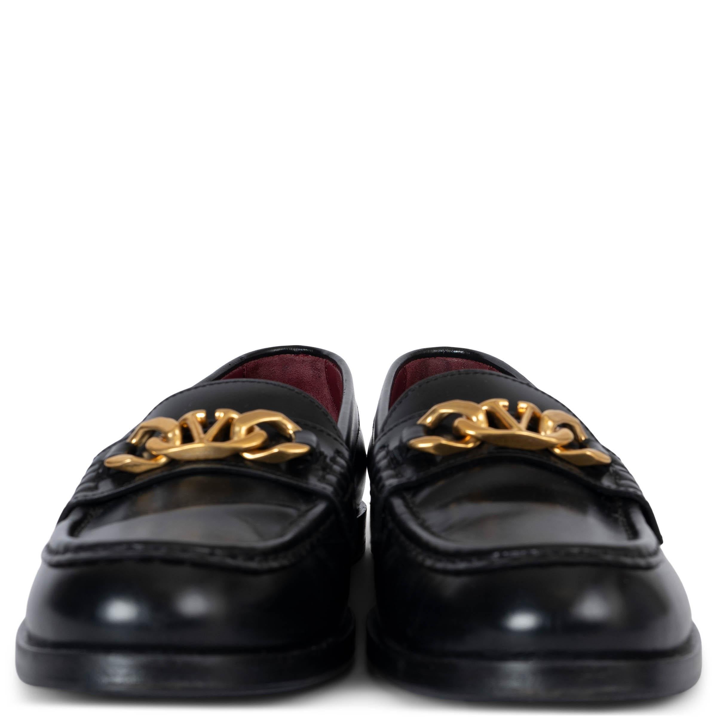 These 100% authentic Valentino loafers are crafted from black smooth leather and feature a striking gold-tone Vlogo chain detail across the front. A timeless and elegant design, these loafers effortlessly combine sophistication with a modern touch,