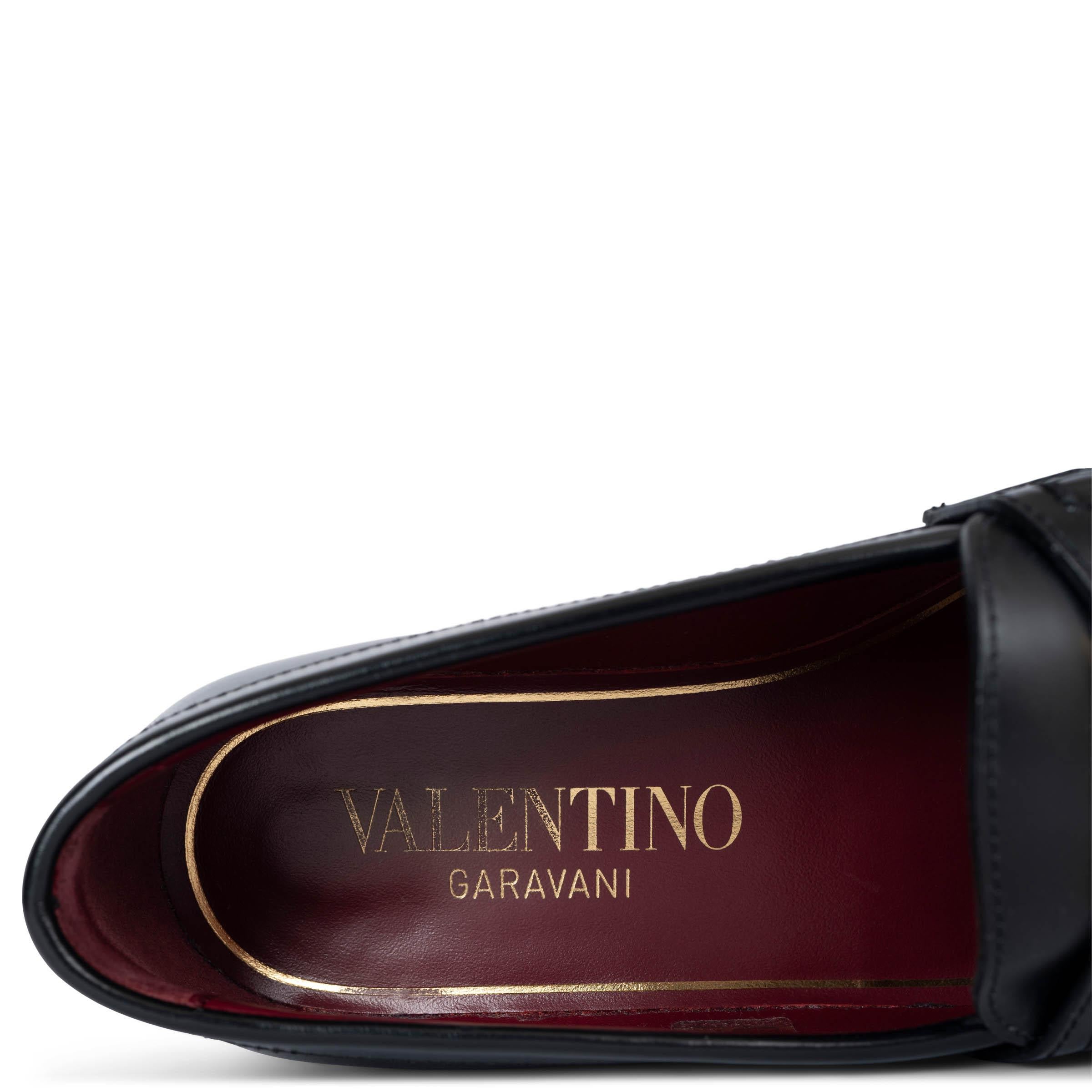 VALENTINO black leather 2022 VLOGO CHAIN Loafers Shoes 38.5 For Sale 3