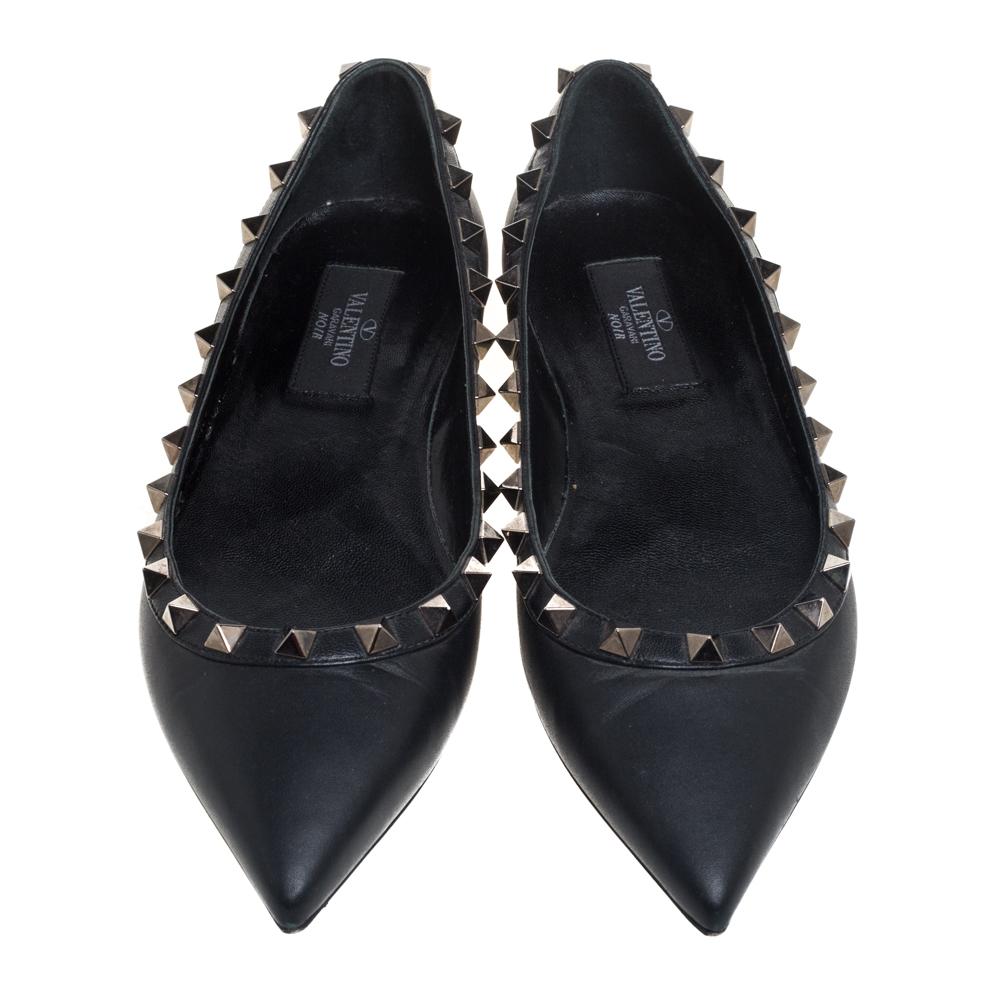 Make a fashion statement with these Valentino Rockstud ballet flats, created to keep you comfortable and fashionable. Crafted from black leather and highlighted with signature studs, the pointed-toe flats are finished with durable soles and low