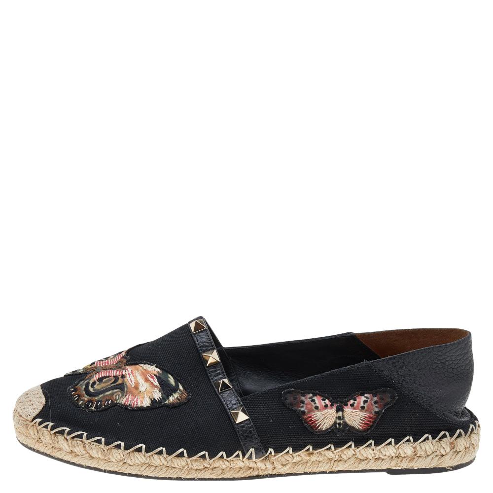 To perfectly complement your attires, Valentino brings you this pair of espadrilles that exudes beauty. The flats have been crafted from canvas and decorated with leather trims and butterfly embroidery. The comfy flats are easy to slip on and they