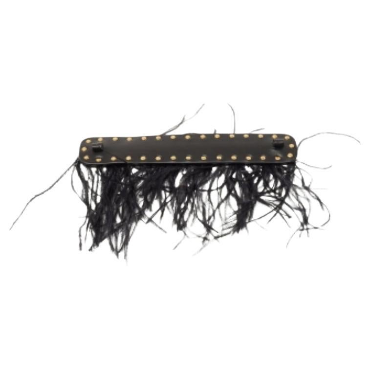 Donnez de l'ampleur à vos sacs de marque avec cette création chic de Valentino. Cette anse est rehaussée par les Rockstuds et les plumes d'autruche !