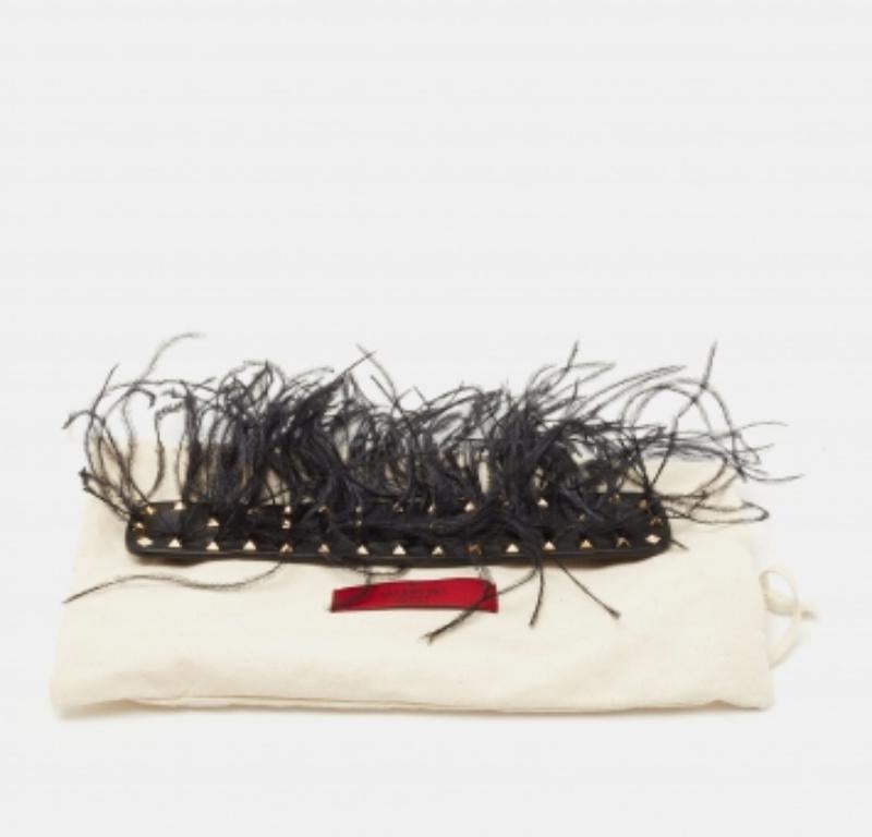 Noir Valentino - Bracelet Rockstud en cuir noir et plumes d'autruche en vente