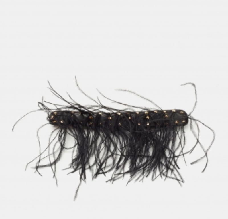Valentino - Bracelet Rockstud en cuir noir et plumes d'autruche Bon état - En vente à Dubai, Al Qouz 2