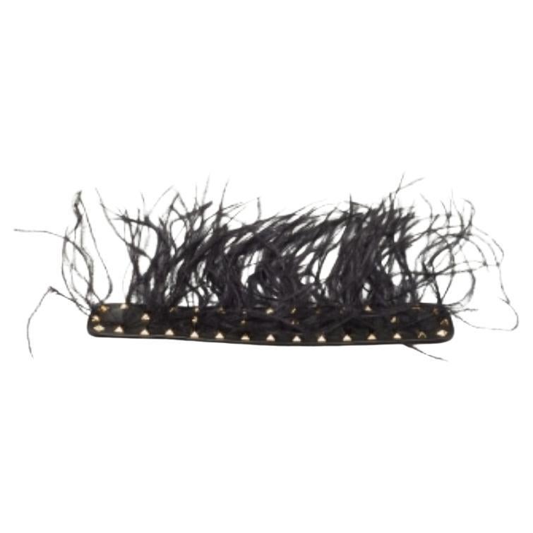 Valentino - Bracelet Rockstud en cuir noir et plumes d'autruche en vente