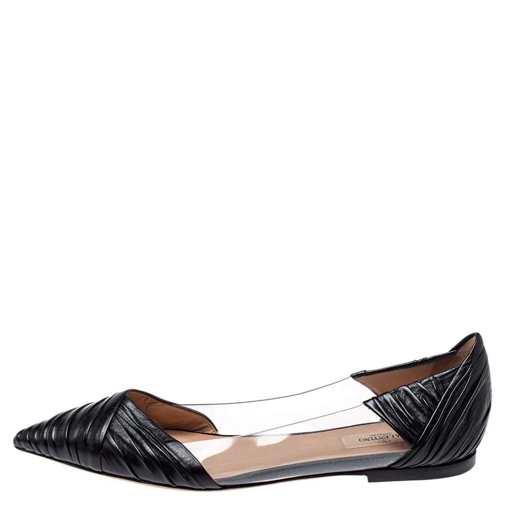 Ces ballerines Valentino se distinguent par leur design et leur style ! Ces chaussures plates en cuir sont dotées de bouts pointus drapés et de talons compensés. Elles sont dotées de panneaux en PVC sur les côtés et de confortables semelles
