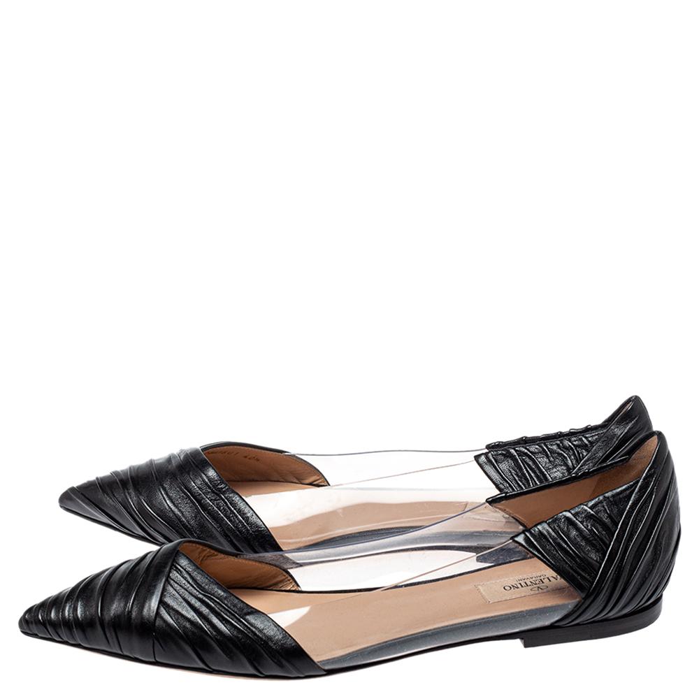 These Valentino ballet flats stand out with their design and style! These flats are crafted from leather and feature draped pointed toes and heel counters. They flaunt PVC panels on the sides and come equipped with comfortable leather-lined insoles.