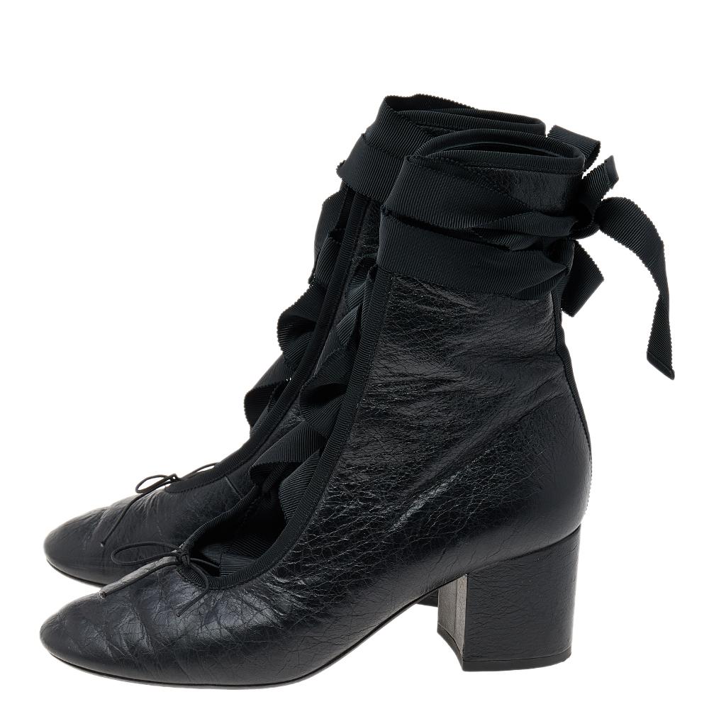 Realizzati in esclusiva dai migliori, per i migliori, questi stivali sono della casa di Valentino. Questi stivali neri sono stati realizzati in pelle e presentano cuciture perfette e lacci da ballerina. Sono complete di solette in pelle e tacchi a