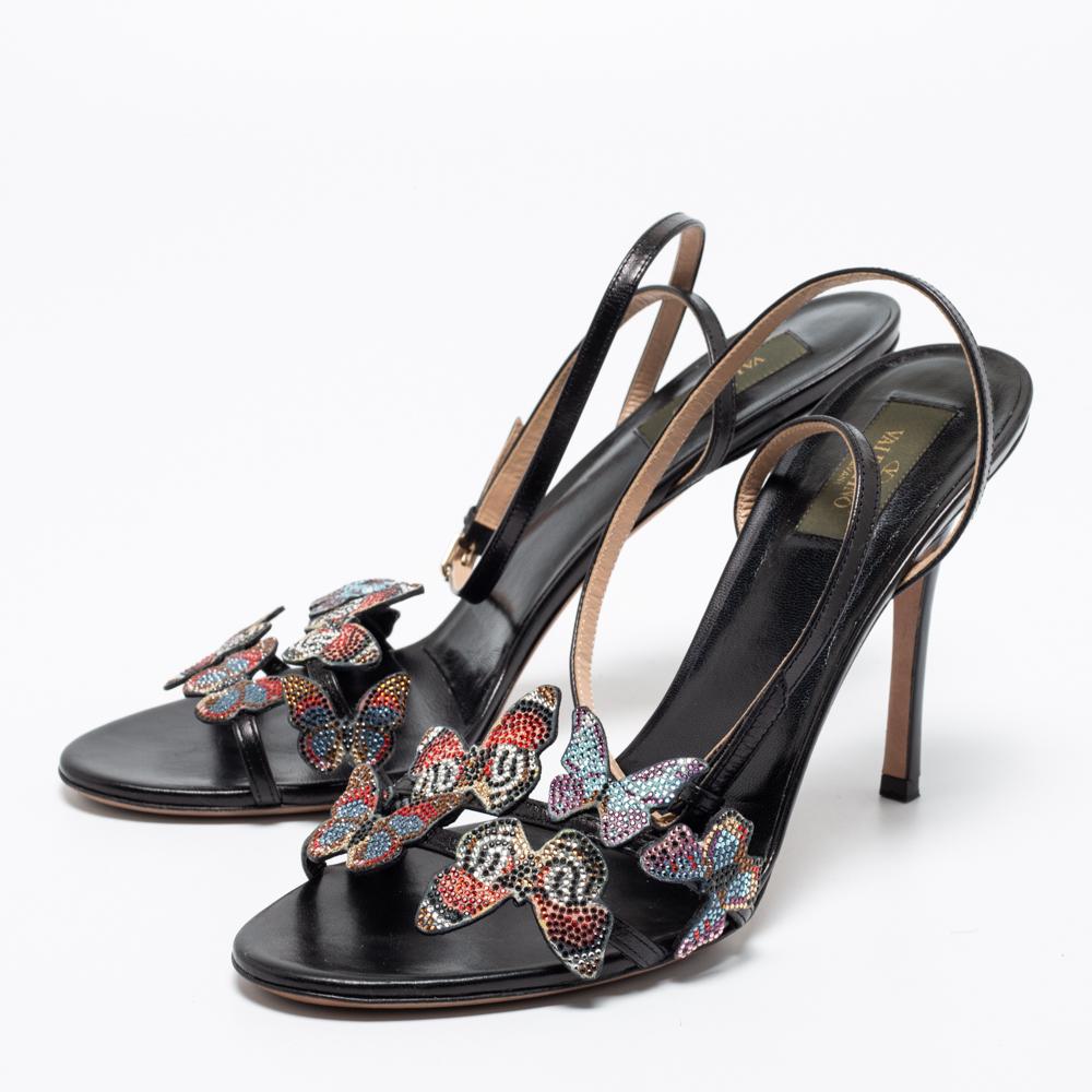 Exuding a glamorous style, these Valentino sandals are a worthy closet investment. They are made of black leather and are adorned with mesmerizing butterfly embellishments on the vamps. Complete with slender 11.5 cm heels and buckled ankle straps,