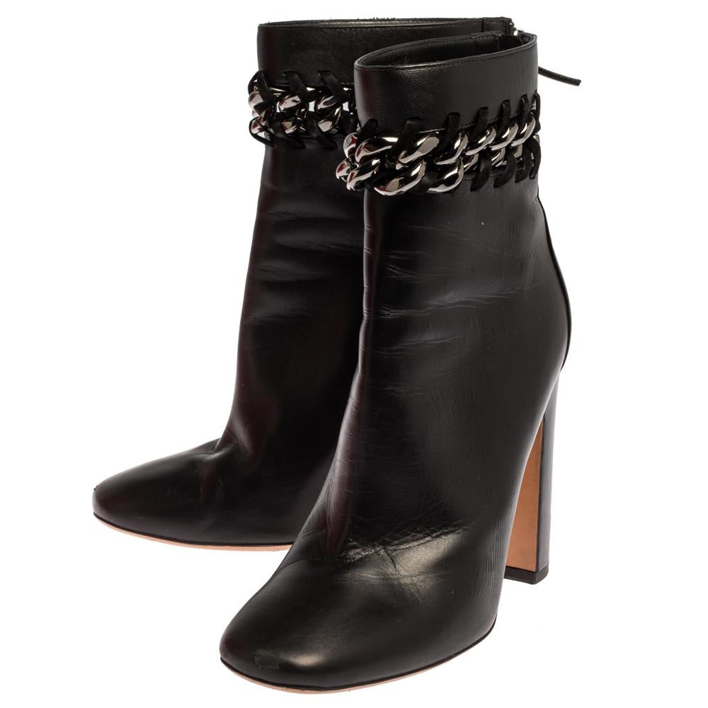 Valentino Black Leather Chain Link Block Heel Ankle Boots Size 39 In Good Condition In Dubai, Al Qouz 2