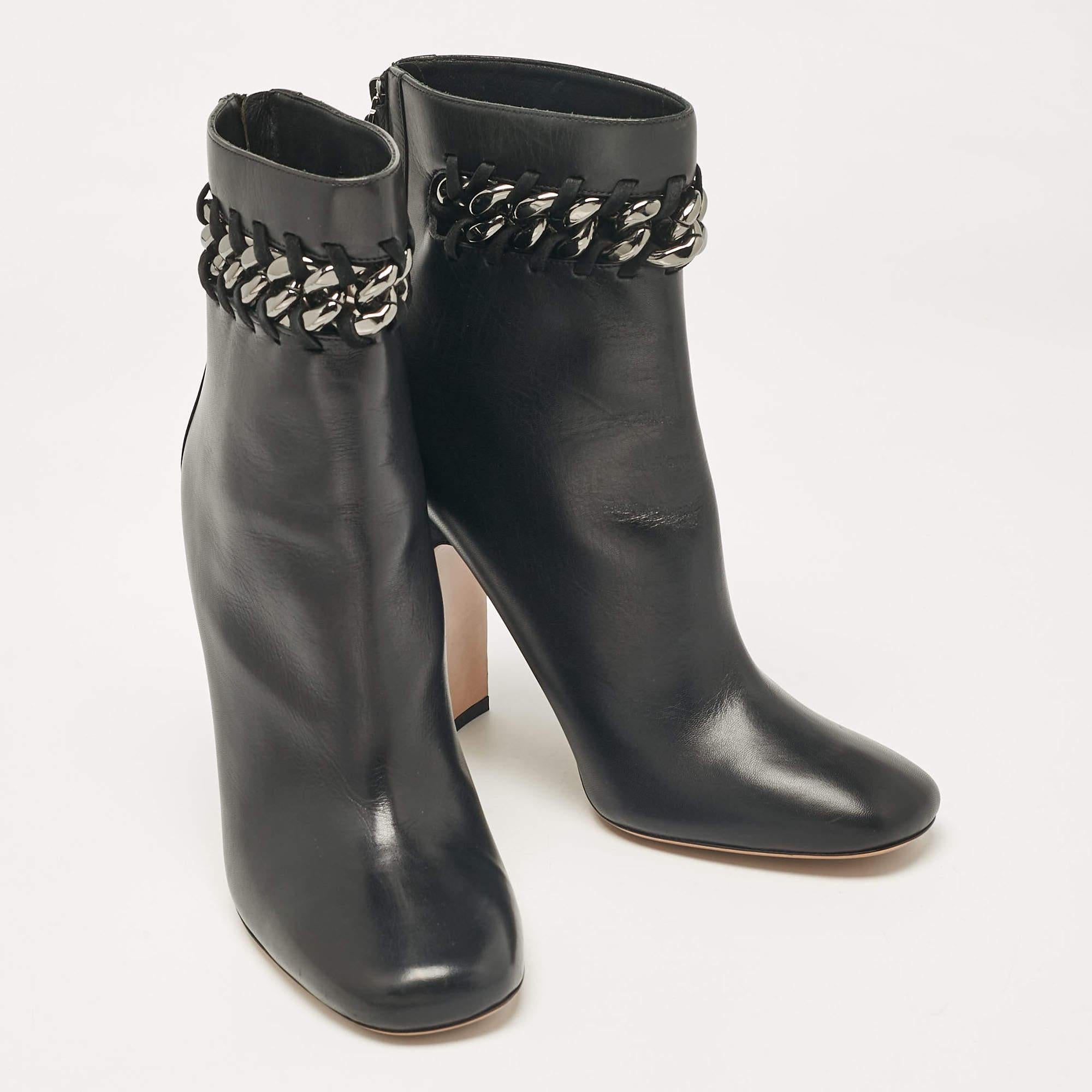 Valentino - Bottines à talons hauts en cuir noir avec ornements en maillons de chaîne - Taille 41 Excellent état - En vente à Dubai, Al Qouz 2