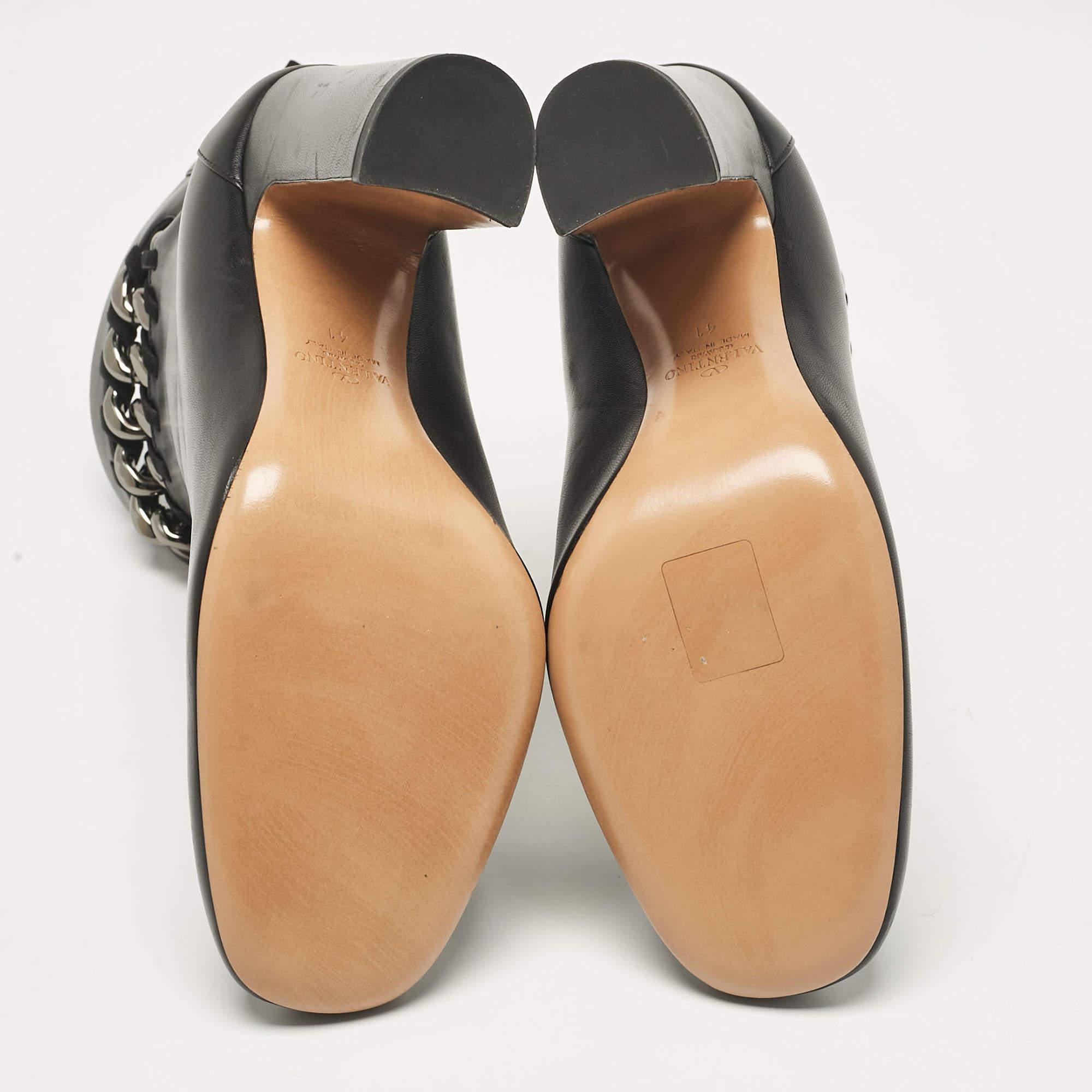 Valentino - Bottines à talons hauts en cuir noir avec ornements en maillons de chaîne - Taille 41 en vente 1