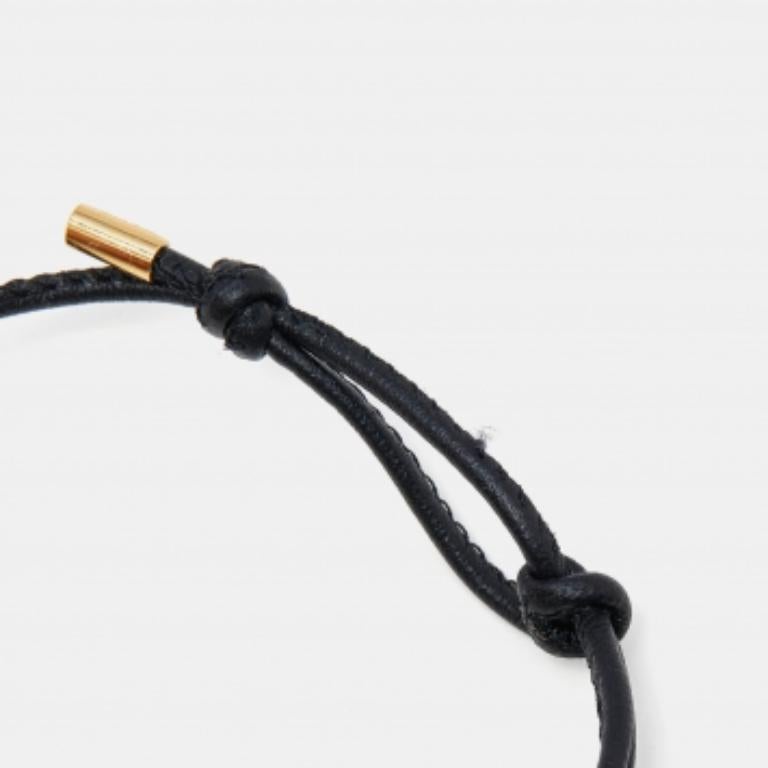Pulsera ajustable de cordón de cuero negro Valentino en Excelente estado para la venta en Dubai, Al Qouz 2