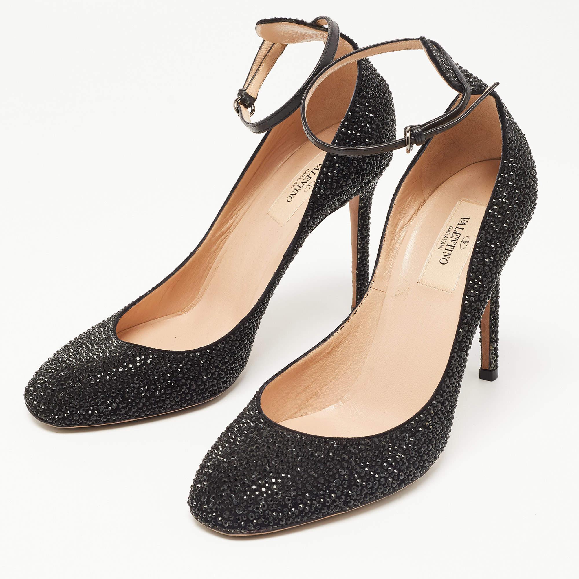 Valentino Black Leather Crystal Embellished Tango Pumps Size 39 In Good Condition In Dubai, Al Qouz 2