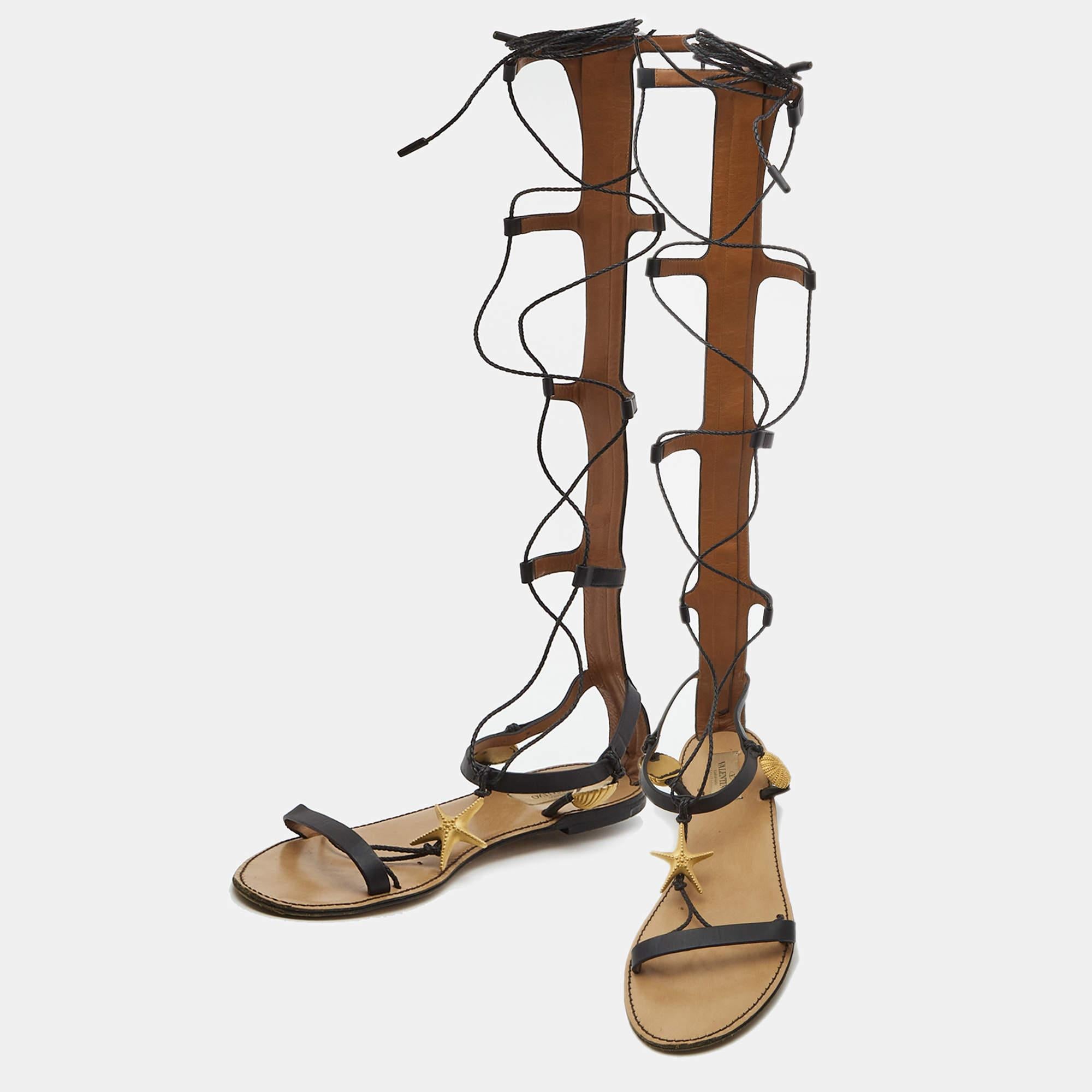 These sandals will frame your feet in an elegant manner. Crafted from quality materials they display a classy design and comfortable insoles.

