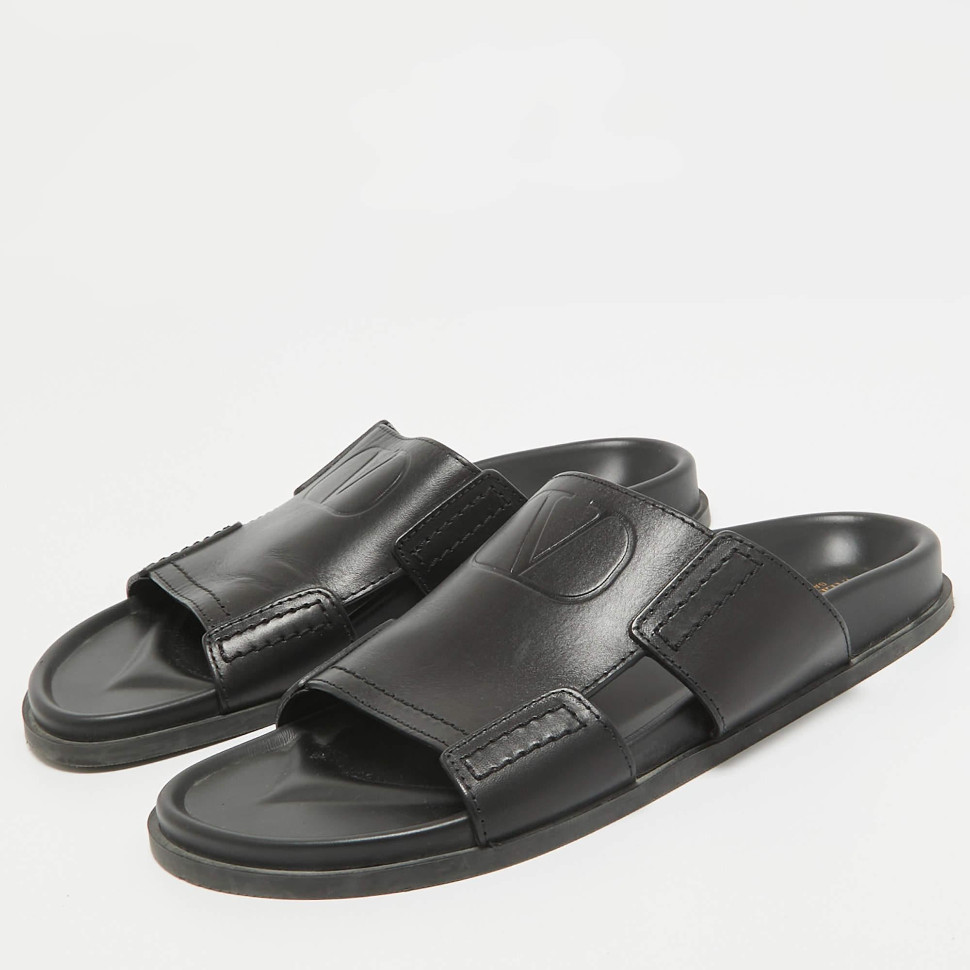These sandals will frame your feet in an elegant manner. Crafted from quality materials they display a classy design and comfortable insoles.