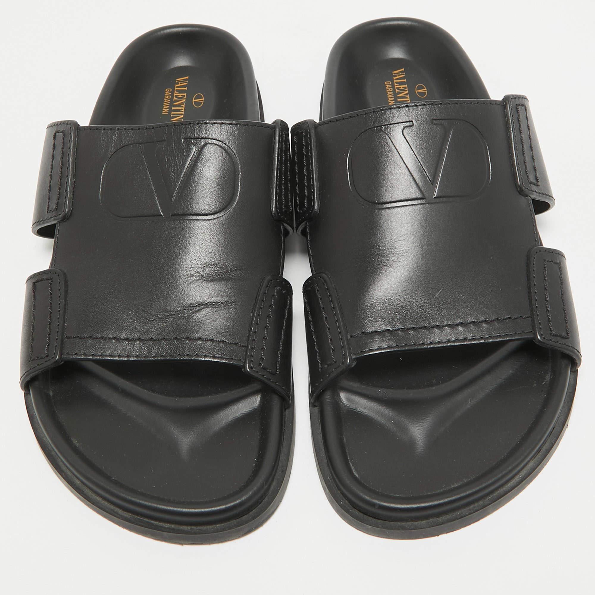 Valentino Black Leather Escape V logo Slide Sandals Size 41 In Good Condition For Sale In Dubai, Al Qouz 2