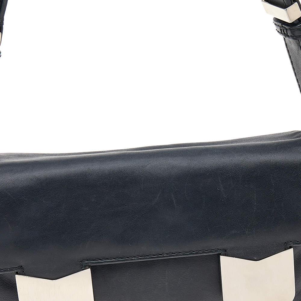 Valentino Schwarze Leder-Umhängetasche mit Klappe Damen im Angebot