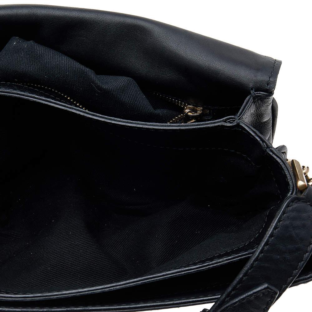 Valentino - Sac à bandoulière à rabat en cuir noir Pour femmes en vente