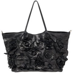 Tote Valentino de piel negra con apliques florales