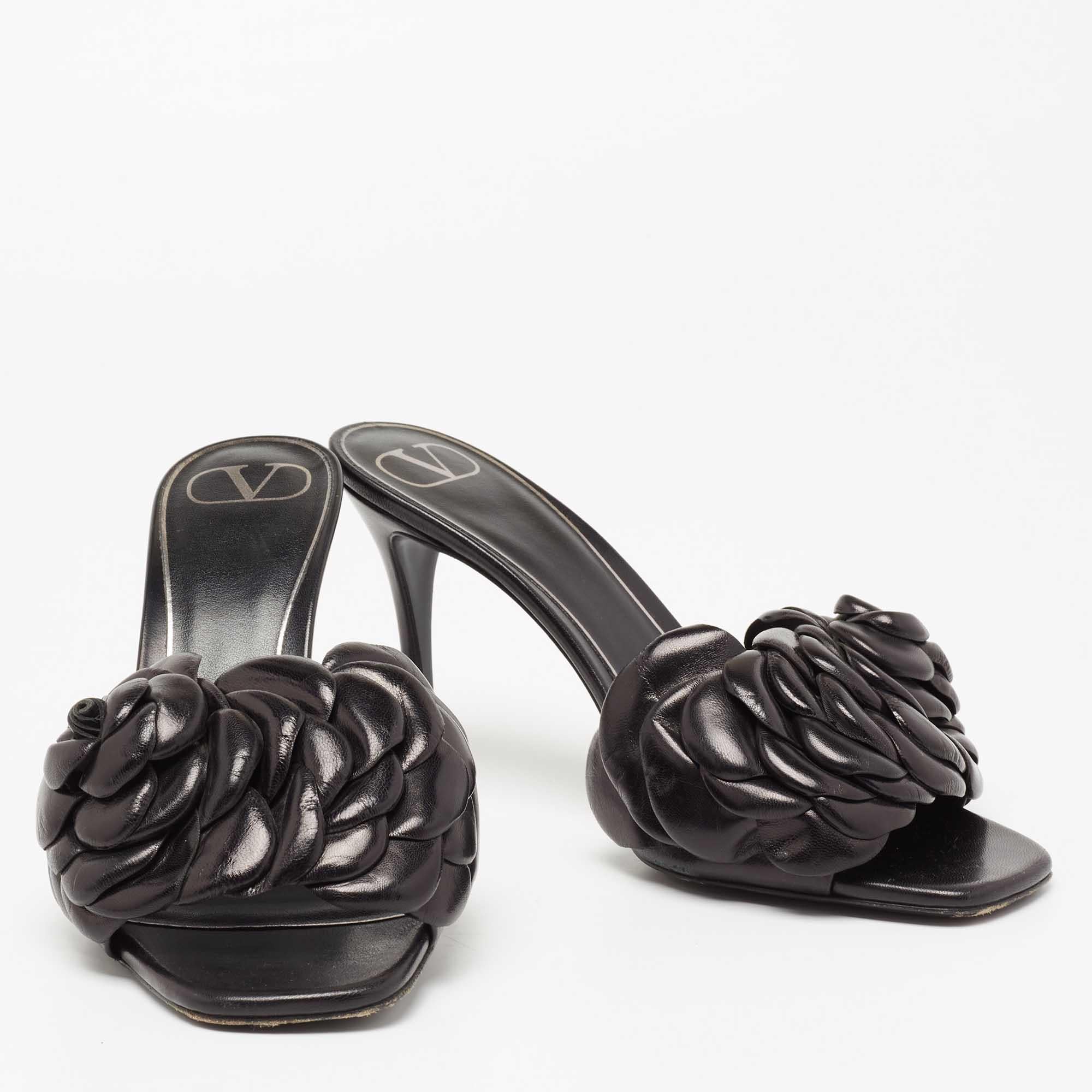 Valentino Black Leather Flower Detail Atelier Slide Sandals Size 38.5 In Good Condition In Dubai, Al Qouz 2