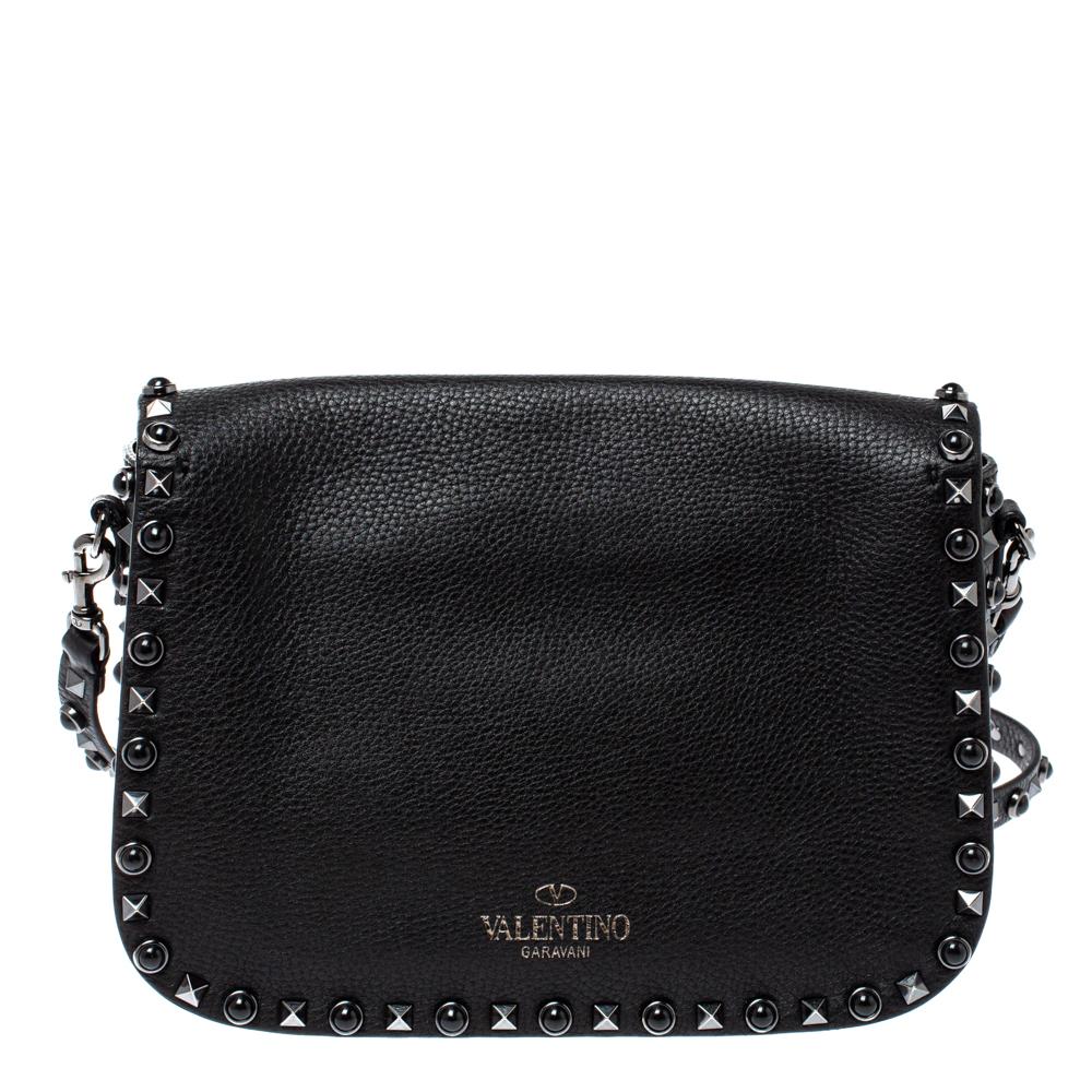 Valentino bags have had a cult following ever since its debut in the year 2010. Expertly designed in a black leather body, this Rolling crossbody bag comes with a flap secured with a silver-tone buckle and detailed with signature Rockstud