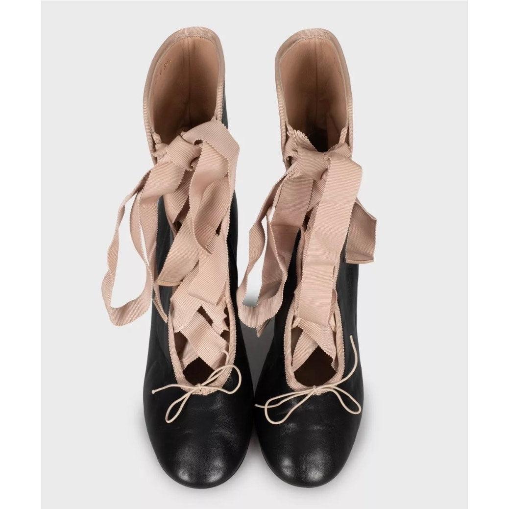 ¡Sal a la calle con estilo con estos elegantes botines Valentino de piel negra con cordones! Estas botas están en muy buen estado y son de la talla 39,5, se ajustan bien a la talla. Perfecto para añadir un toque de lujo a cualquier