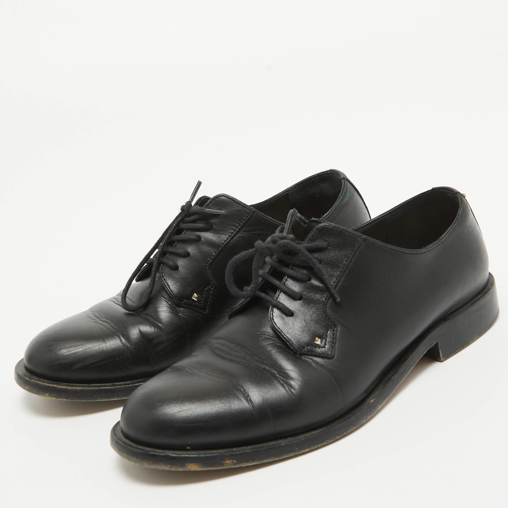 These Valentino derby shoes aim to deliver a fashionable result. Constructed using leather and secured with laces, these shoes are as durable as they are appealing.