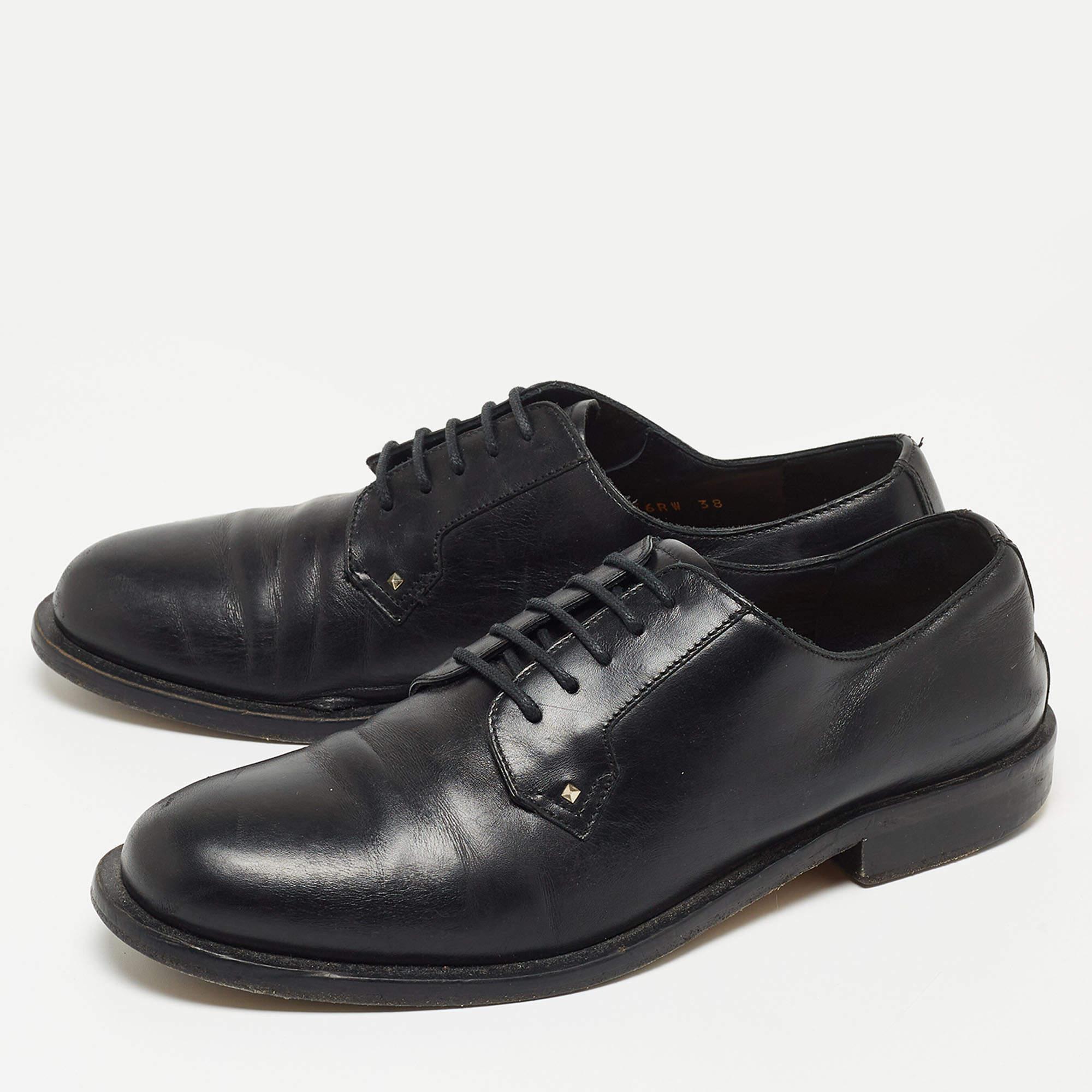 Eleva il tuo look aggiungendo queste scarpe eleganti al tuo ensemble. Sono un pezzo forte per valorizzare i tuoi outfit quotidiani o da indossare nelle occasioni speciali.