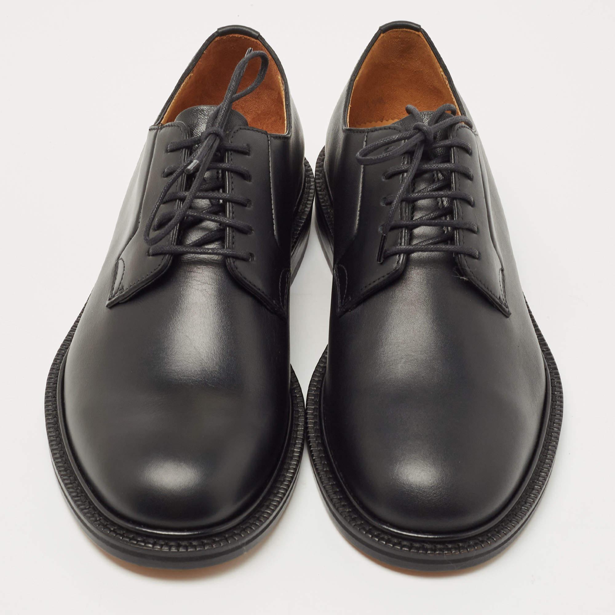 Let this comfortable pair be your first choice when you're out for a long day. These Valentino derby shoes have well-sewn uppers beautifully set on durable soles.

Includes: Original Box, Info Booklet

