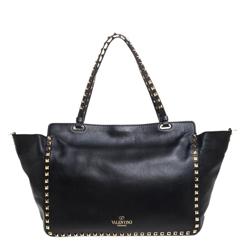 Valentino brings you this super-stylish tote that carries a design which will surely grab the attention of your onlookers. It has been crafted in Italy and made from quality leather. It has a classy black exterior decorated with the signature