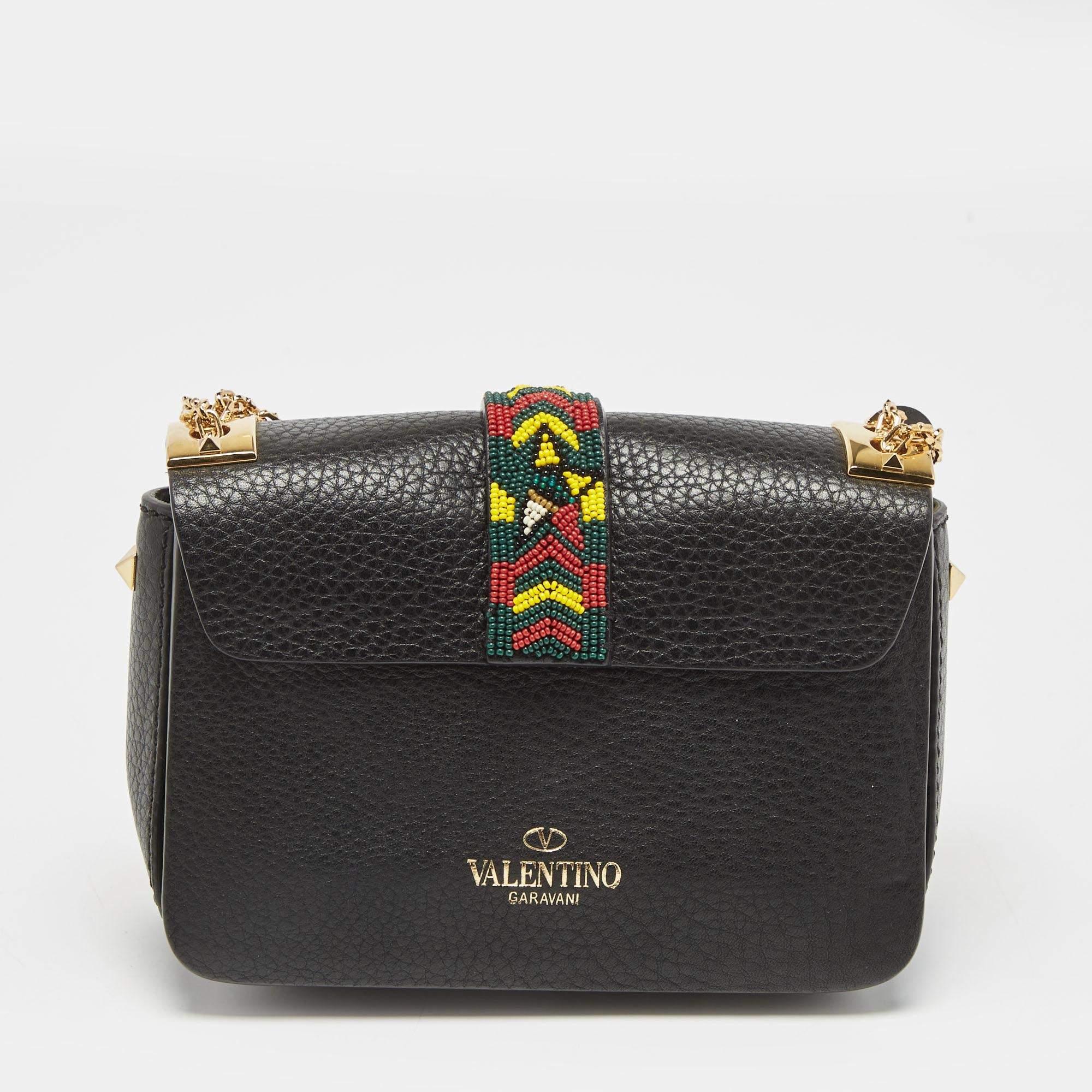 This feminine B Rockstud bag from Valentino is a great blend of modern style and class. The structure of the creation gives it a fashionable edge. Featuring a striking print on the leather exterior it is designed with Rockstud details on the flap.