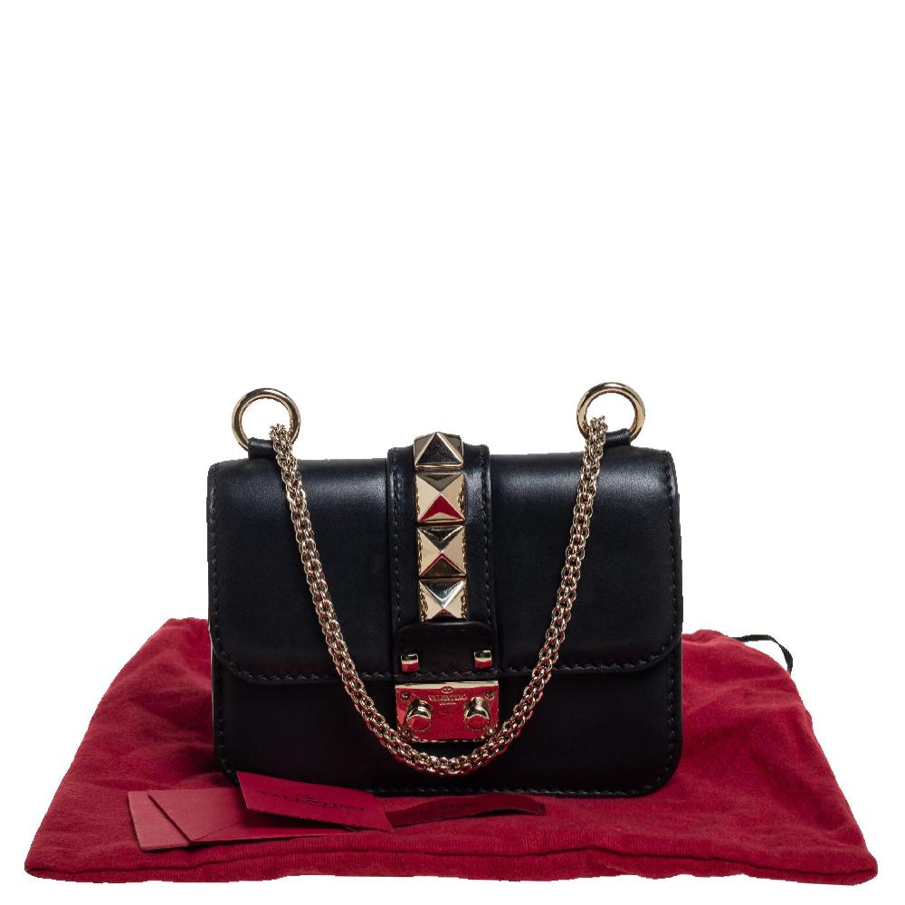 Valentino - Mini sac à rabat en cuir noir Rockstud Glam Lock 7