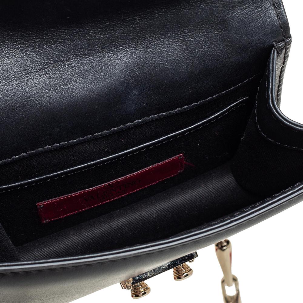 Valentino - Mini sac à rabat en cuir noir Rockstud Glam Lock 1