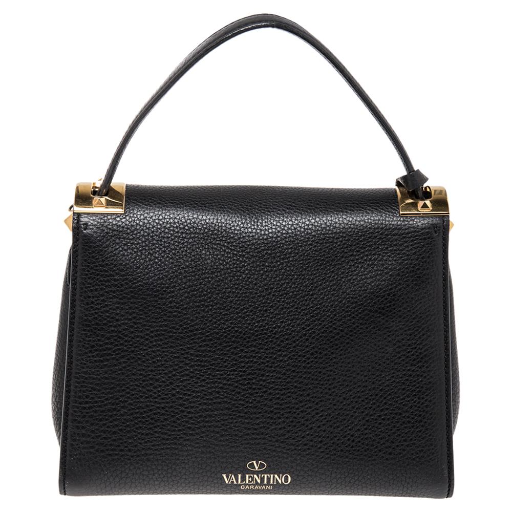 This My Rockstud bag from Valentino is here to make all your handbag dreams come true. Meticulously crafted from leather, it simply delights not only with its appeal but structure as well. It is held by a single handle, as well as a detachable