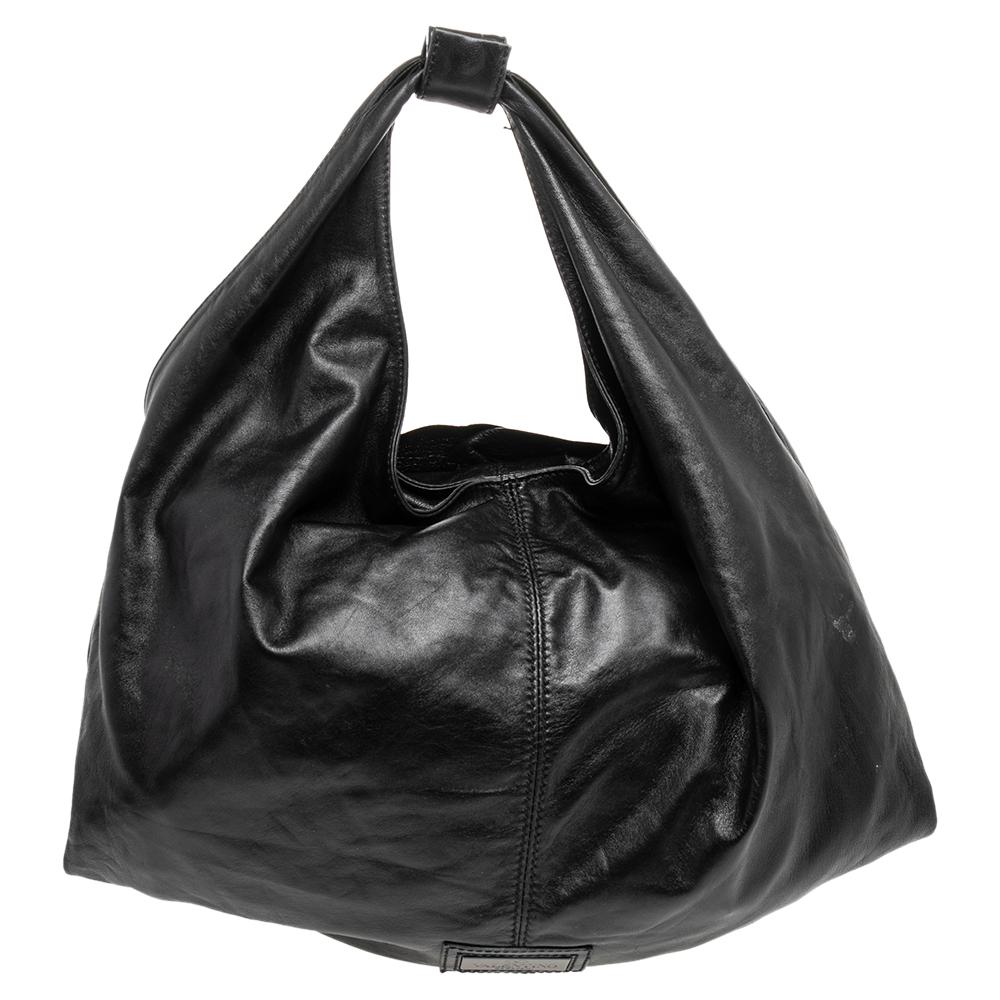 Set in a contemporary design and style, this hobo from Valentino is absolutely mesmerizing. The lovely Petale Rose bag is crafted from leather and features a beautiful rose petal design at the front. It comes with a single handle and a black hue. It