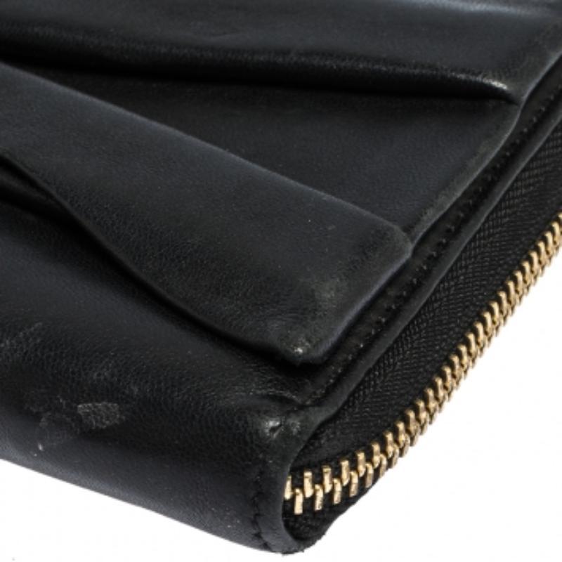 Con questo portafoglio continentale, Valentino si assicura che tu sia al top degli accessori. Conserva i tuoi oggetti essenziali senza sforzo in questo robusto portafoglio in pelle nera. La parte anteriore presenta un fiocco plissettato, mentre