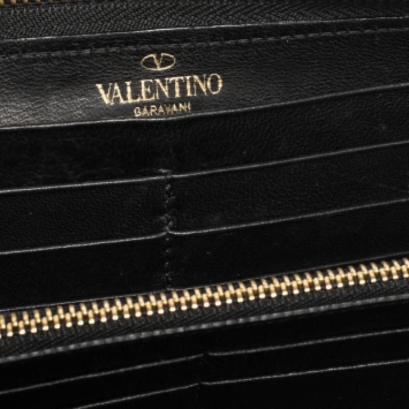 Valentino Portafoglio continentale in pelle nera con fiocco a pieghe In condizioni discrete in vendita a Dubai, Al Qouz 2