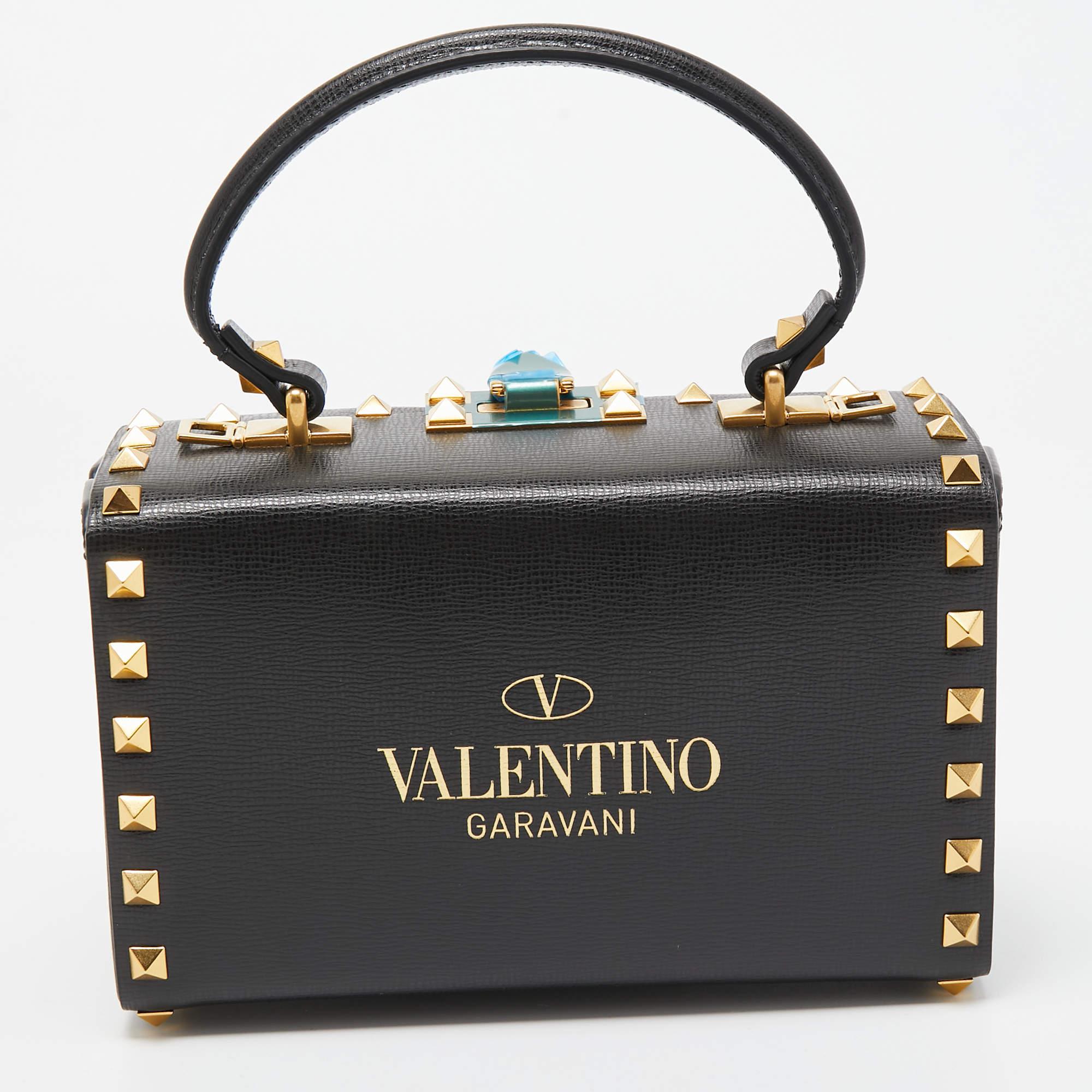 Complete your ensemble with this gorgeous Valentino bag. Merging form and function, this exquisite accessory epitomizes sophistication, ensuring you stand out with elegance and practicality by your side.

Includes: Original Dustbag, Original Box,
