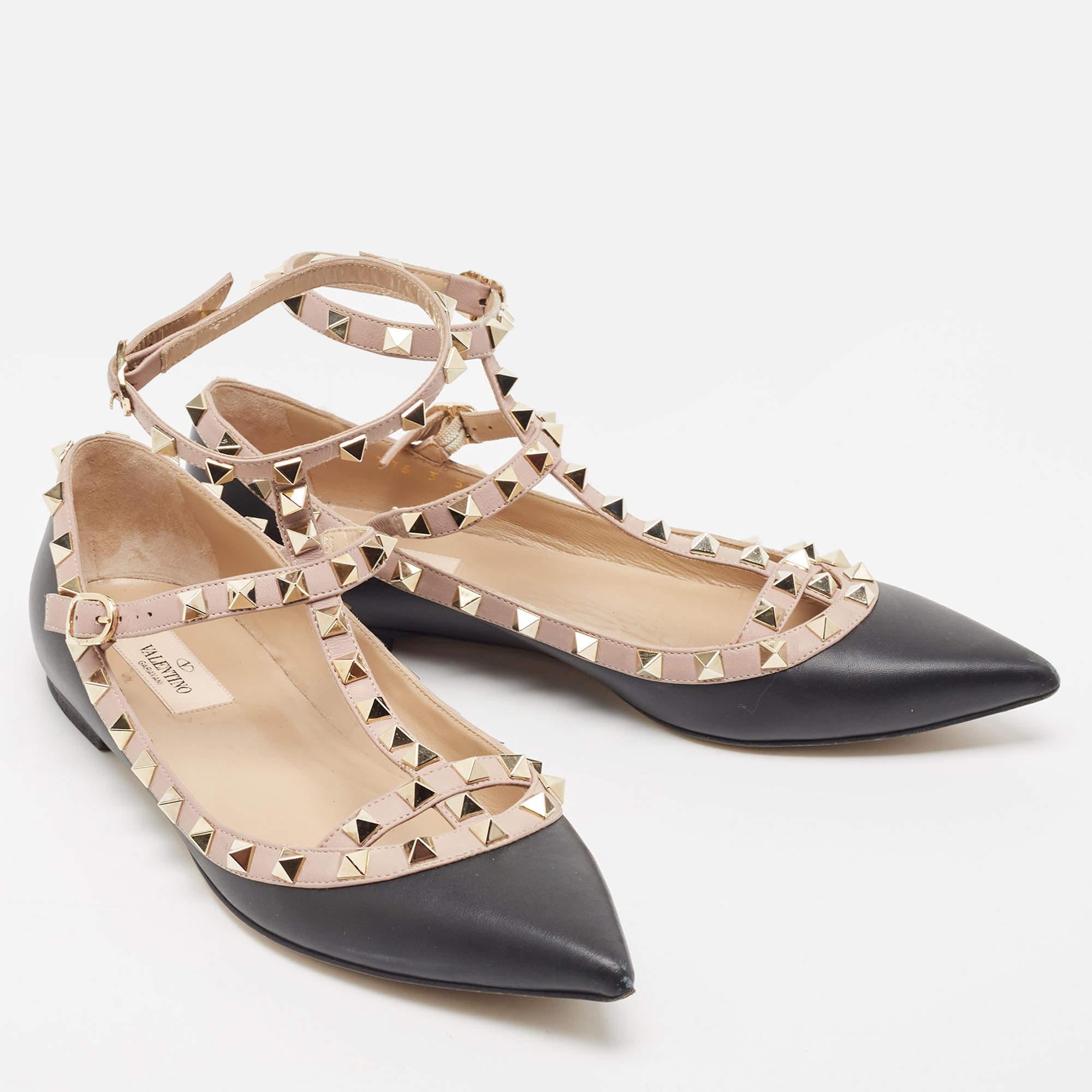 The addition of Rockstuds on the straps of these Valentino flats leads to instant brand identification. Made from leather, they have a black shade and flaunt an ankle buckle closure.

