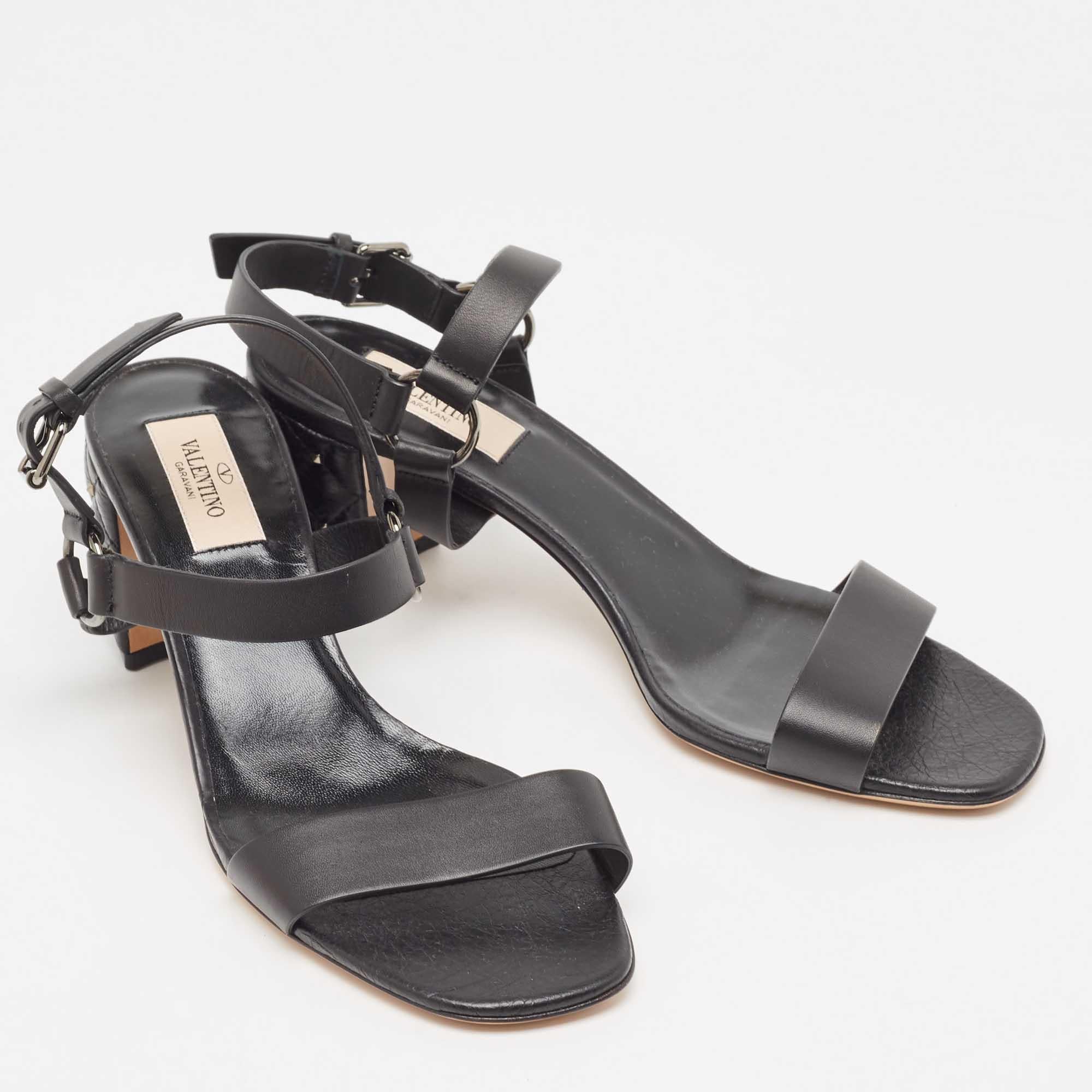 Valentino Black Leather Rockstud Ankle Strap Sandals Size 38.5 In Good Condition For Sale In Dubai, Al Qouz 2