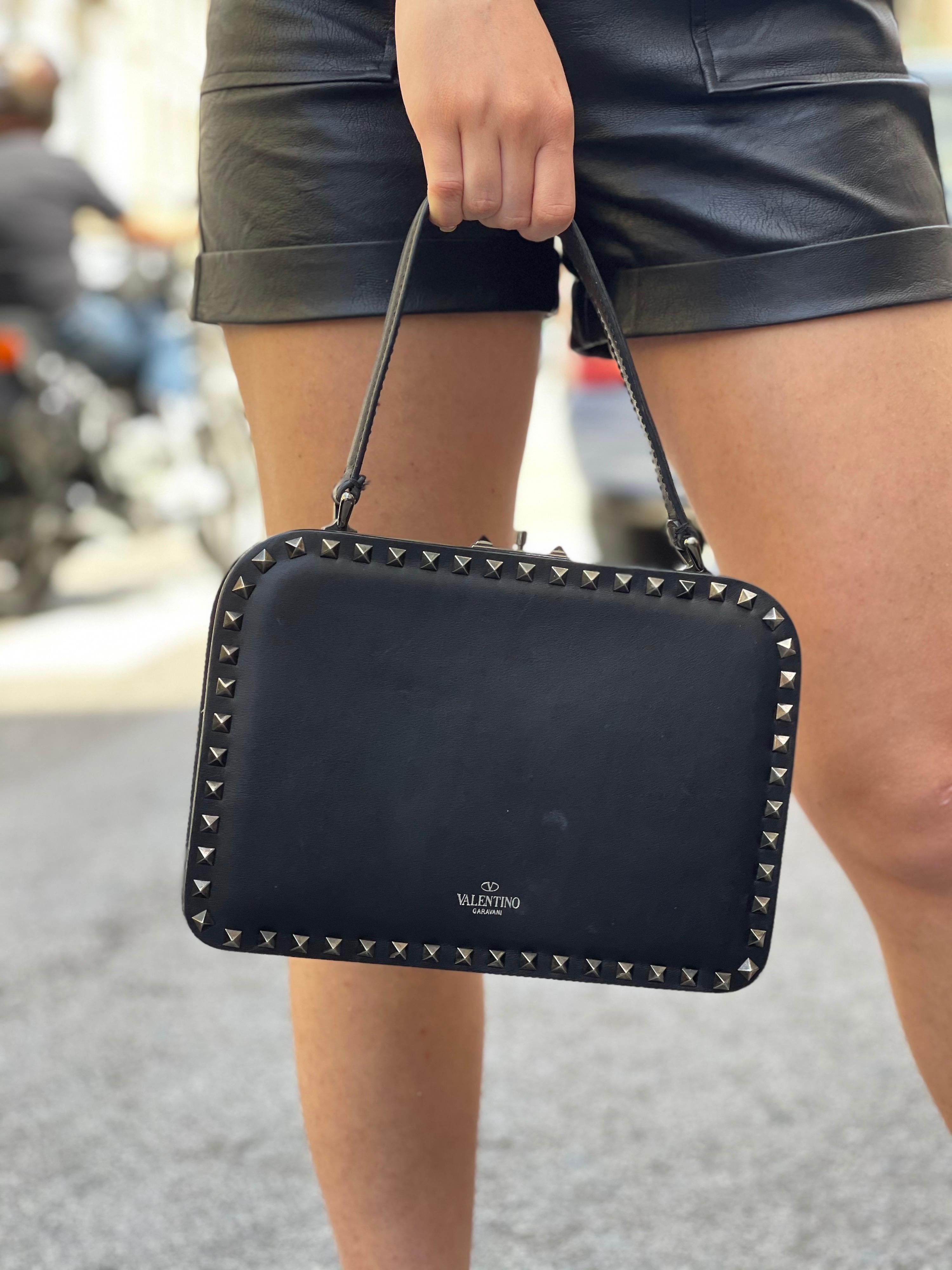 Valentino Rockstud line bag made of black leather with studs and silver hardware.
Equipped with a leather upper handle to wear it by hand or on the shoulder.
Interlocking closure, internally capacious for the essential.
It is in good condition.