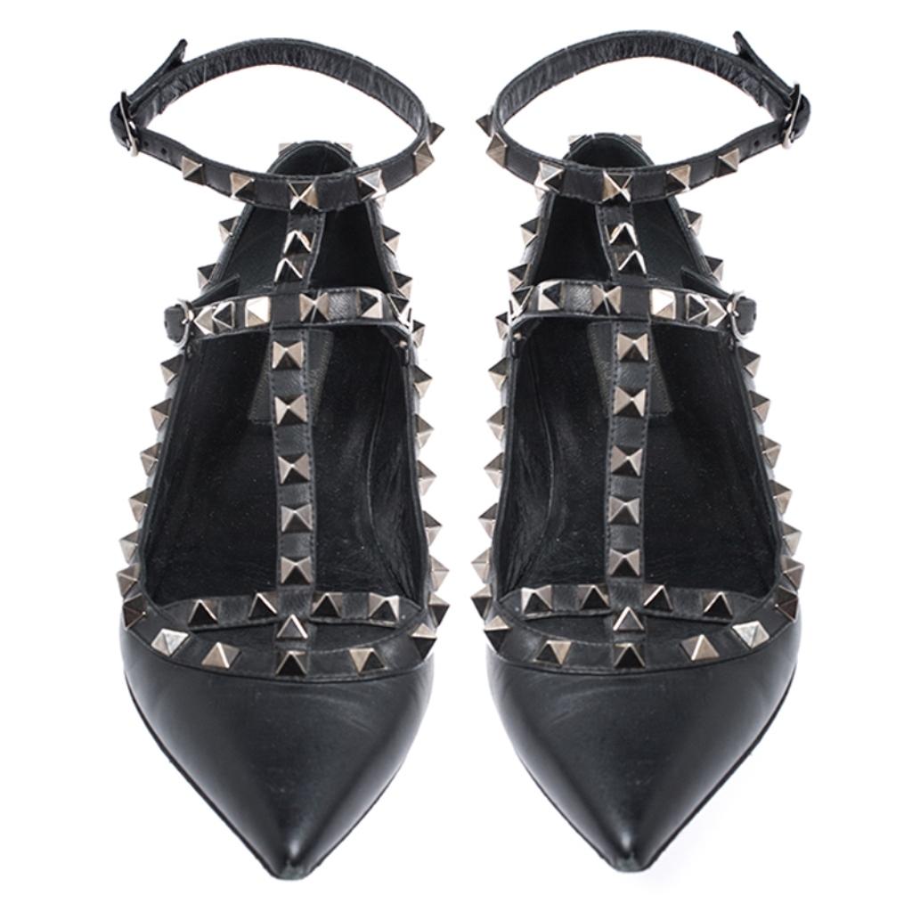 This Valentino design is not just widely popular but it is also the dream of every shoe lover. These black flats are crafted from leather and they are soul-crushingly gorgeous! They come flaunting pointed toes and their iconic Rockstud accents on