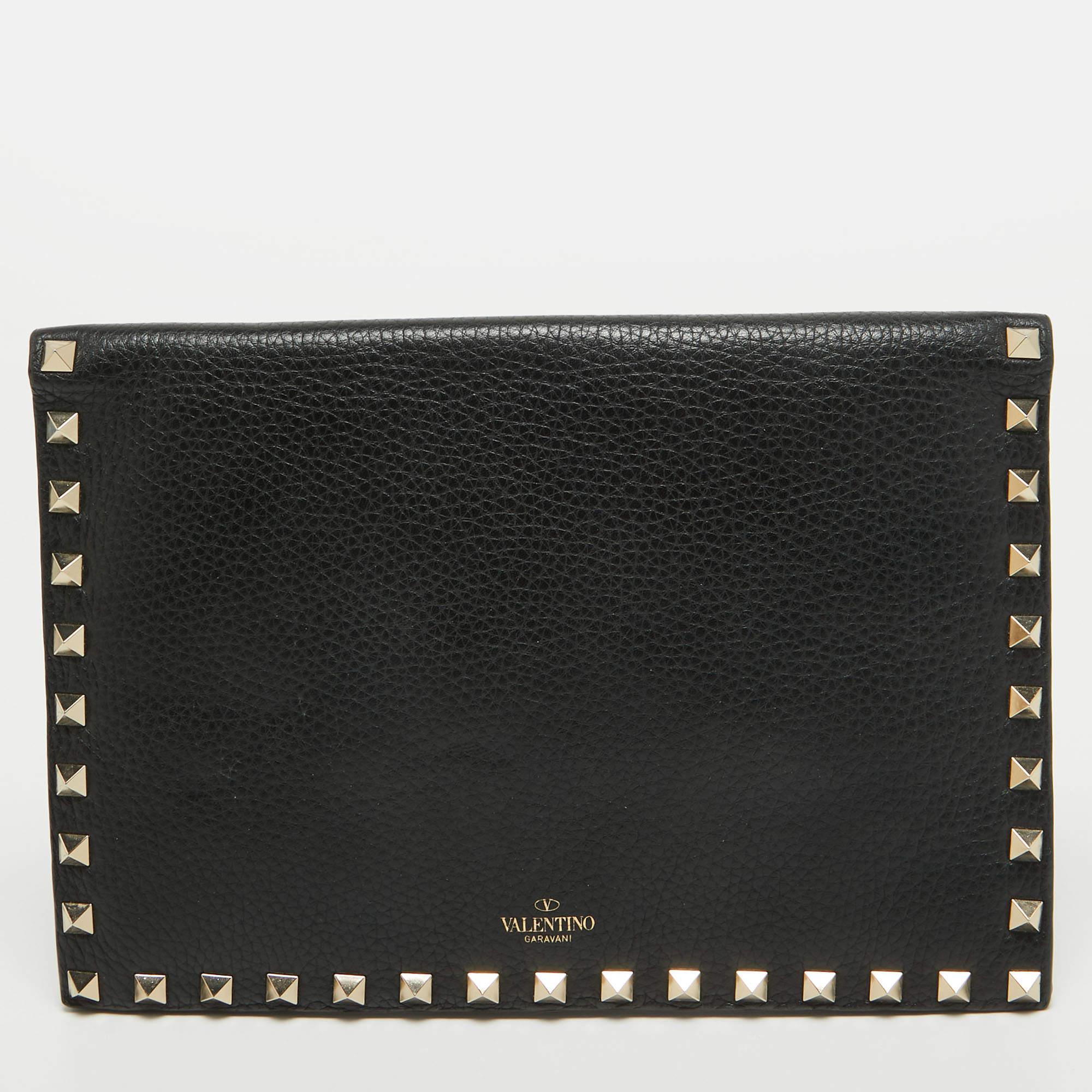 Indulge in timeless luxury with this Valentino clutch. Meticulously crafted, this iconic piece combines heritage, elegance, and craftsmanship, elevating your style to a level of unmatched sophistication.

Includes: Original Dustbag, Extra